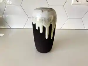 Niet of onleesbaar gesigneerd - Vintage aardewerk vaasje met druipglazuur verkocht voor € 1!