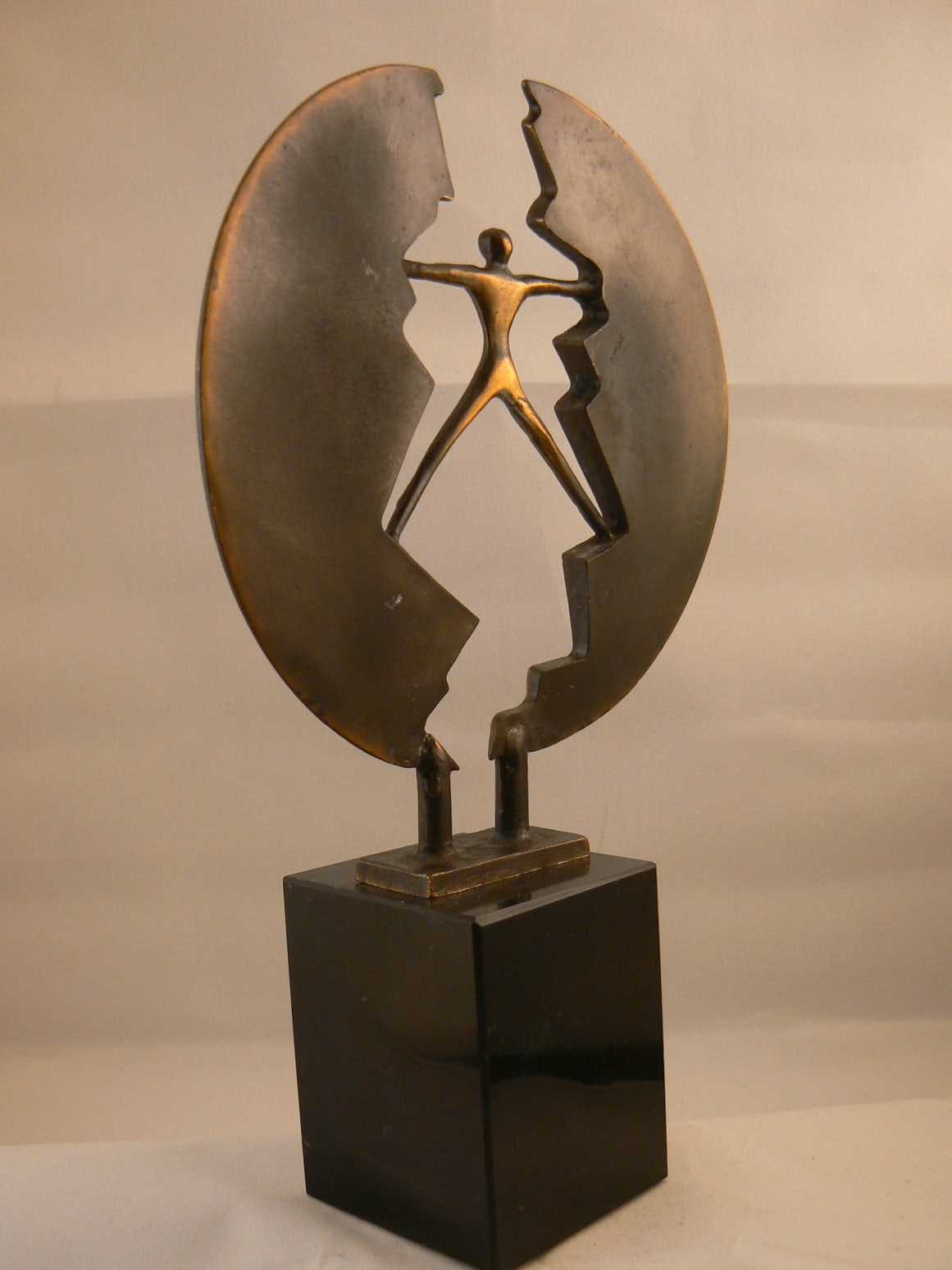 Brons (Onbekend) - Figuur in open gebroken cirkel kopen? Bied vanaf 75!