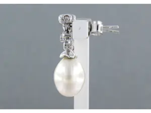 18k wit gouden oorhangers met parel en briljant geslepen diamanten tot 0,14ct kopen? Bied vanaf 245!