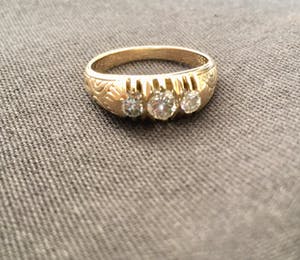 14K Goud - geelgouden antieke ring met drie briljant geslepen diamanten kopen? Bied vanaf 200!
