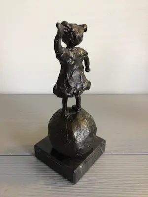 Astrid Veldhuyzen-Koppen - Sculptuur “ Vrolijk meisje op bal “. kopen? Bied vanaf 79!