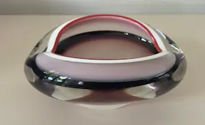 Niet of onleesbaar gesigneerd - Murano - Sommerso paars, roze en witte asbak met rode rand kopen? Bied vanaf 1!