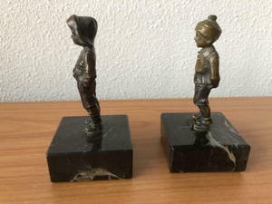 Julius Schmidt- Felling - afgeprijsd : twee beeldjes van kwajongens , op marmeren sokkel kopen? Bied vanaf 49!
