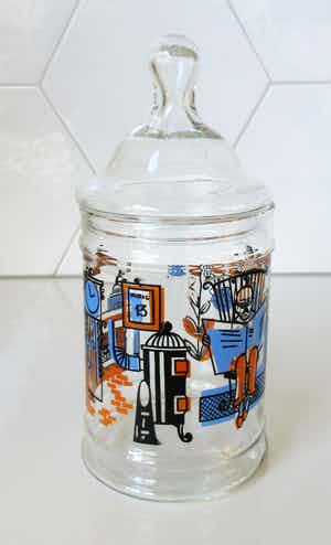 Vintage glazen koek of snoep pot met emaille decoratie van een huiskamer verkocht voor € 1!