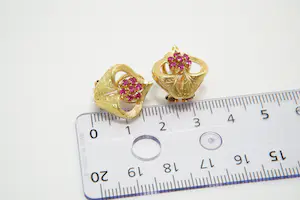 49 - Een paar stijlvolle 18krt gouden dames oorclips met roze steentjes kopen? Bied vanaf 370!