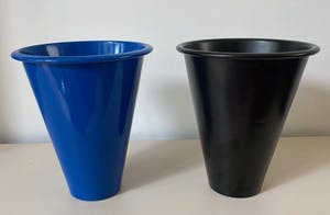 Niet of onleesbaar gesigneerd - Parisotto - Twee originele Memphis stijl design vazen kopen? Bied vanaf 1!