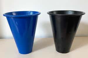 Niet of onleesbaar gesigneerd - Parisotto - Twee originele Memphis stijl design vazen verkocht voor € 1!