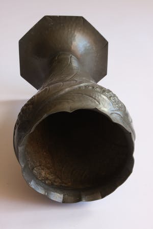 Leon Provins - Jugendstil gehamerd vaasje kopen? Bied vanaf 50!