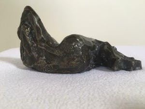 Brons (Onbekend) - liggend lezende vrouw JVG kopen? Bied vanaf 39!