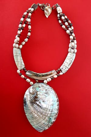 Niet of onleesbaar gesigneerd - Parelmoer met parels kopen? Bied vanaf 1!