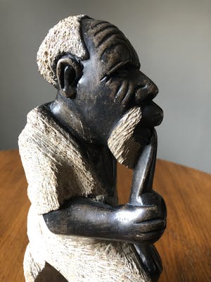 Niet of onleesbaar gesigneerd - Afrikaans grootvader beeld met pijp kopen? Bied vanaf 1!