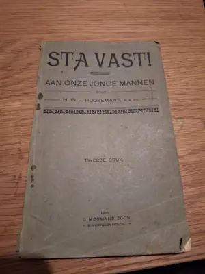 Antiquarisch Boek - Sta vast aan onze jonge mannen kopen? Bied vanaf 20!