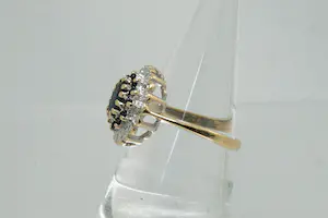 72 -  Klassiek model 14krt gouden entourage ring met diamant en saffier kopen? Bied vanaf 230!