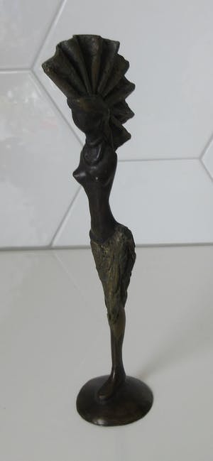 Niet of onleesbaar gesigneerd - Drie gestileerde bronzen figuren van Afrikaanse vrouwen kopen? Bied vanaf 1!