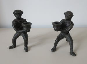 Curiosa - Bronzen gepolychromeerde apen met een kandelaar kopen? Bied vanaf 1!