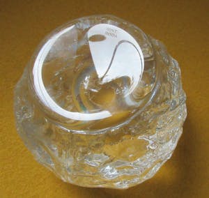 Kosta Boda - Twee Snowball kandelaren waarvan een XL model - ontwerp Ann Warff kopen? Bied vanaf 28!