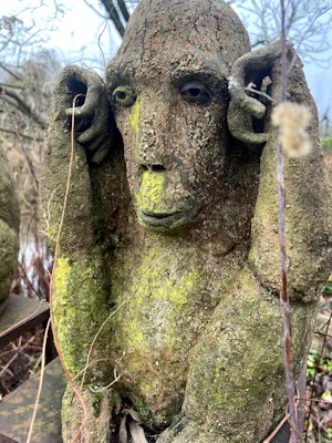 Ida De Roy - twee vrolijke apen "horen en zien" van beton op stalen sokkels kopen? Bied vanaf 500!