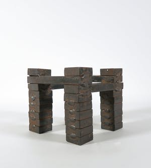 David van de Kop - Constructivistisch ijzeren beeld met vier pilaren kopen? Bied vanaf 300!