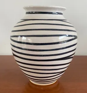 Niet of onleesbaar gesigneerd - Vintage kunstaardewerken vaas met zwart wit decor kopen? Bied vanaf 1!