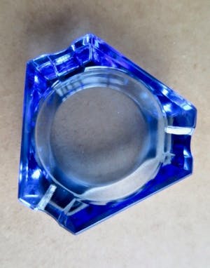 Niet of onleesbaar gesigneerd - Set decoratieve gekleurd glazen Asbakjes - 60-er jaren kopen? Bied vanaf 1!