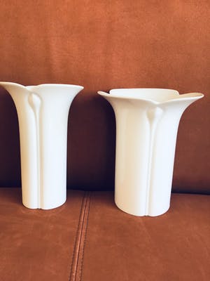 Niet of onleesbaar gesigneerd - 2 artdeco witte porselein vazen van Arzberg 15 en 12cm doorsnee kopen? Bied vanaf 10!