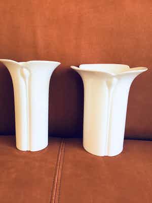 Niet of onleesbaar gesigneerd - 2 artdeco witte porselein vazen van Arzberg 15 en 12cm doorsnee verkocht voor € 10!