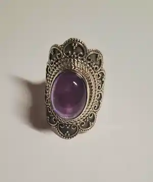 Buy Nieuwe  fijn bewerkte  zilveren ring met  cabochon  paarse amethist steen.? Bid from 50!