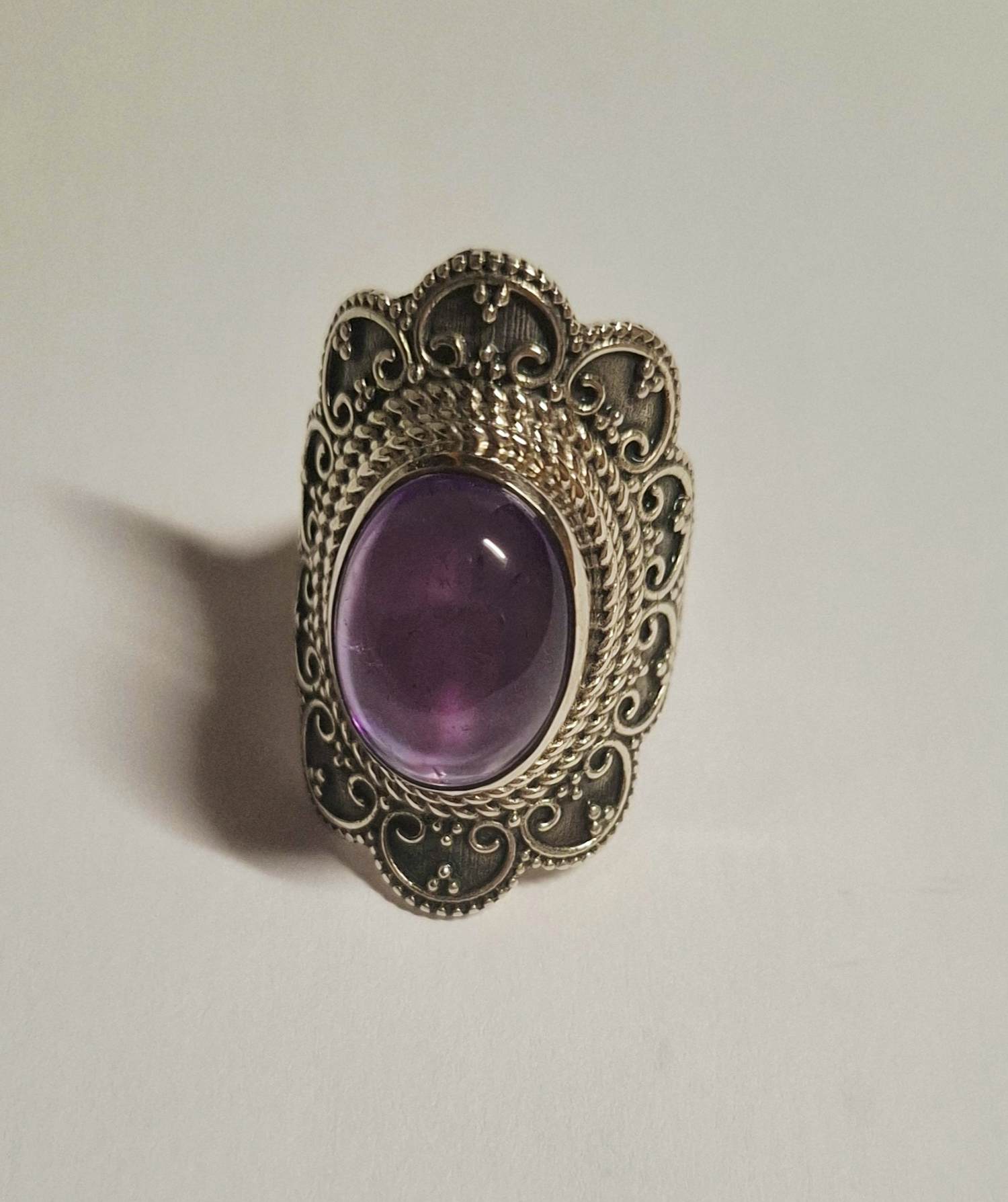 Nieuwe  fijn bewerkte  zilveren ring met  cabochon  paarse amethist steen. kopen? Bied vanaf 65!