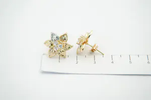 100 - Een paar mooi gedetailleerde 18Kt tricolor gouden oorstekers - bloemmotief kopen? Bied vanaf 240!