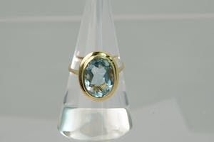 1315 - 18krt geel-gouden ring met ovaal geslepen Aquamarijn kopen? Bied vanaf 140!