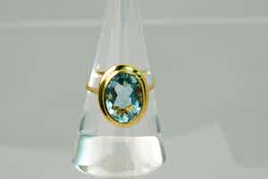 1315 - 18krt geel-gouden ring met ovaal geslepen Aquamarijn verkocht voor € 140!