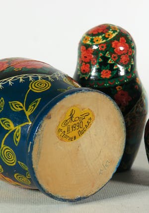 Niet of onleesbaar gesigneerd - Aardewerk en hout, Lot van Marokkaanse schaal en matroesjka's kopen? Bied vanaf 1!