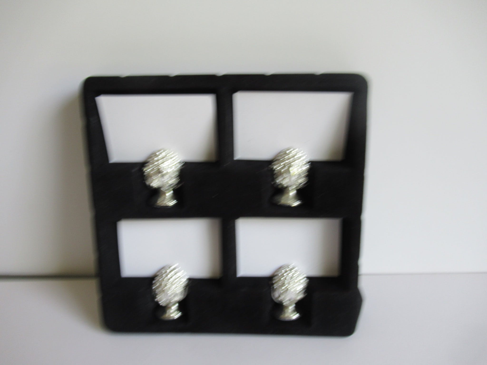 Niet of onleesbaar gesigneerd - 4 klassieke verzilverde tafel kaarthouders kopen? Bied vanaf 1!