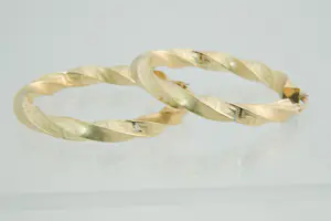 63 - Chique paar 18 Krt gouden geblazen & "gedraaide" oorclips - meander motief kopen? Bied vanaf 230!
