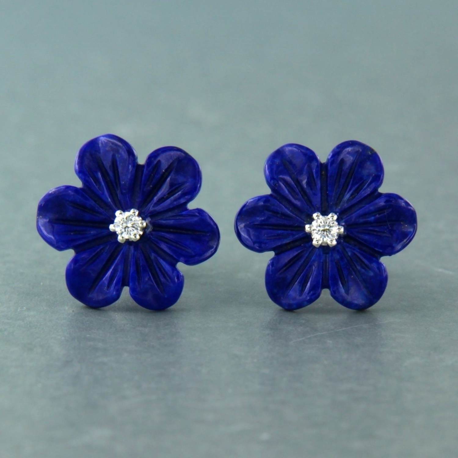 18k witgouden oorknoppen met bloemvorm lapis lazuli en briljant geslepen diamant verkocht voor € 200!