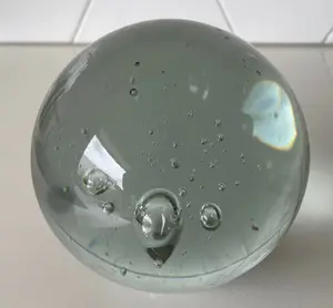 Niet of onleesbaar gesigneerd - Twee glazen Presse Papiers Uncontrolled Airbubbles kopen? Bied vanaf 1!