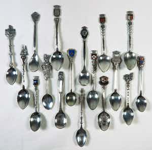 Lot van zeventien buitenlandse lepeltjes verkocht voor € 1!