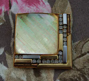 Langani - Parelmoerbroche met markesietjes, staafjes zilver en goudkleurig metaal kopen? Bied vanaf 45!