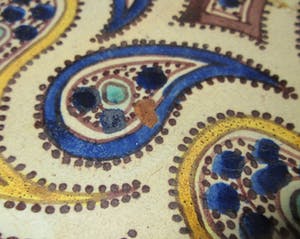 Niet of onleesbaar gesigneerd - Oud Noord Afrikaans of Arabisch aardewerken schaal op voet kopen? Bied vanaf 10!