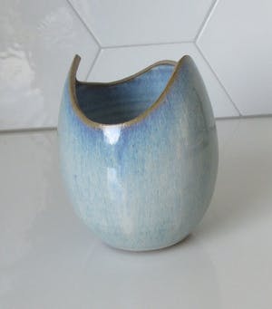Ed Meissenberg - Opengezaagd keramisch vaasje met blauw-lila stroomglazuur kopen? Bied vanaf 30!