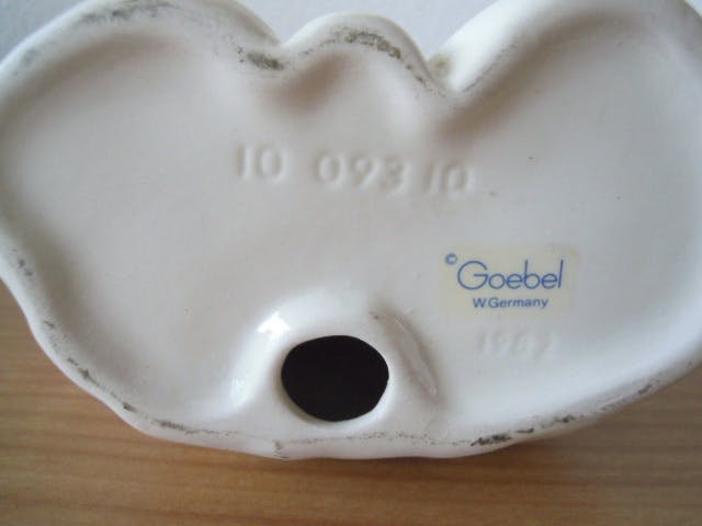Niet of onleesbaar gesigneerd - Goebel beeld - Charlot Byj uit 1982 - nr.1009310  kopen? Bied vanaf 1!