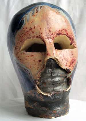 Niet of onleesbaar gesigneerd - Beeld van keramiek , “Schedel…” verkocht voor € 1!