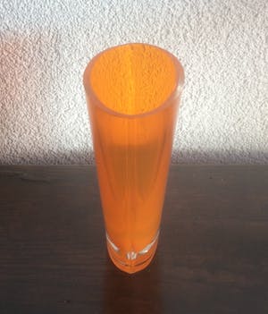 Niet of onleesbaar gesigneerd - DRIE APARTE ORANJE GLAZEN VAZEN kopen? Bied vanaf 1!