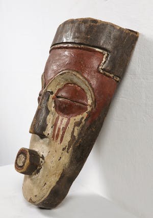 Pende - Oost-Kasai masker met ronde mond en kauri-vormige ogen met wit en rood pigment kopen? Bied vanaf 1!