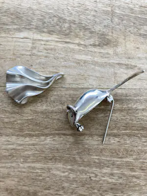 Een Lotje van één zilveren hanger en één zilveren broche kopen? Bied vanaf 35!