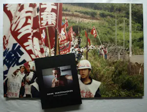 Henk Schiffmacher - Grote gesigneerde foto op dibond “Optocht…” + gesigneerd fotoboek kopen? Bied vanaf 150!