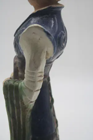 Niet of onleesbaar gesigneerd - Aardewerken Chinees Graffiguur van een Danseres met sancai (Driekleuren) loodsil kopen? Bied vanaf 1!