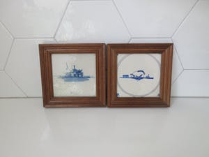 Niet of onleesbaar gesigneerd - Twee Delftsblauwe antieke tegels afbeelding koe en boerderij in houten lijst kopen? Bied vanaf 1!