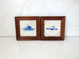 Niet of onleesbaar gesigneerd - Twee Delftsblauwe antieke tegels afbeelding koe en boerderij in houten lijst verkocht voor € 1!