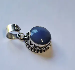 Nieuwe handgemaakte unieke bewerkte ronde zilveren hanger met Chalcedoon. kopen? Bied vanaf 75!